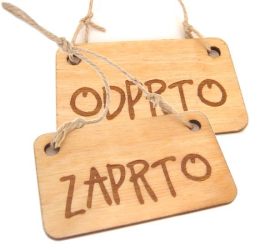 tablica.si-Tablica za vrata ODPRTO ZAPRTO, dvostranska gravura, les topol, za notranjo uporabo Tablica ODPRTO ZAPRTO