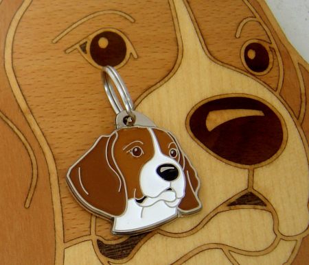 lasersko graviranje ASPect -Obesek za psa beagle z gravuro imena in telefonske številke. V ozadju intarzija istega motiva beagla v lesu.